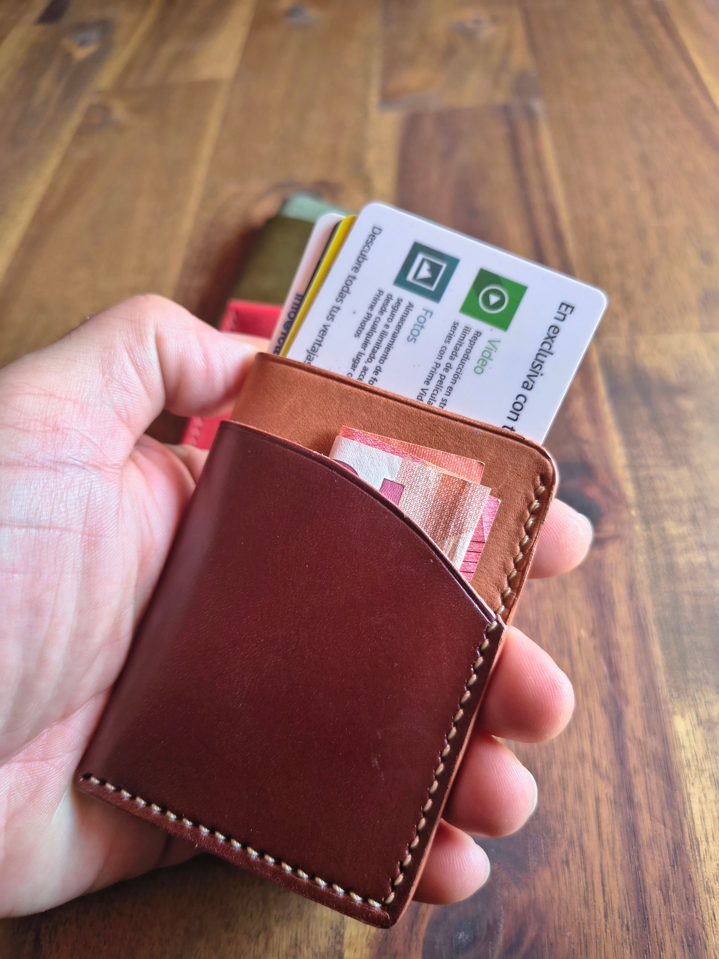 Tarjetero minimalista.