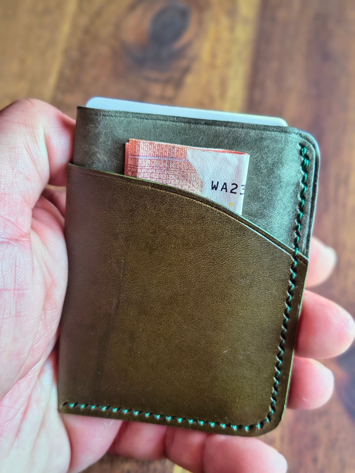 Tarjetero minimalista.