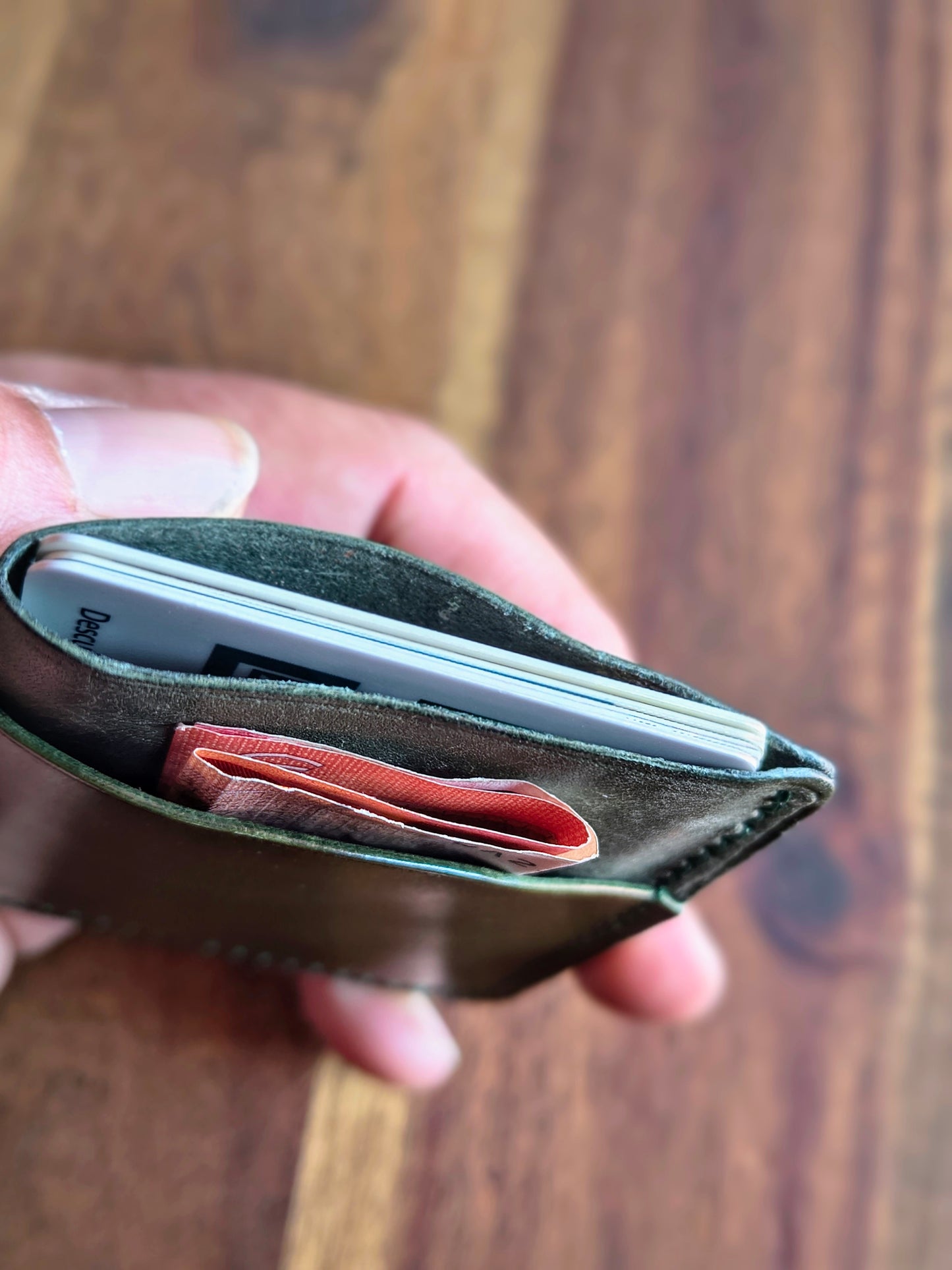 Tarjetero minimalista.